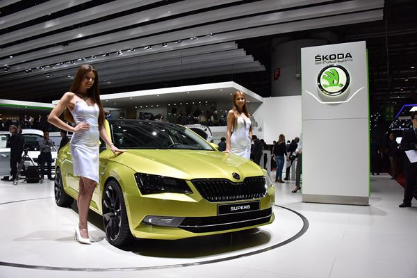 La 85ème édition du salon international de l'automobile de Genève au travers de ses hôtesses