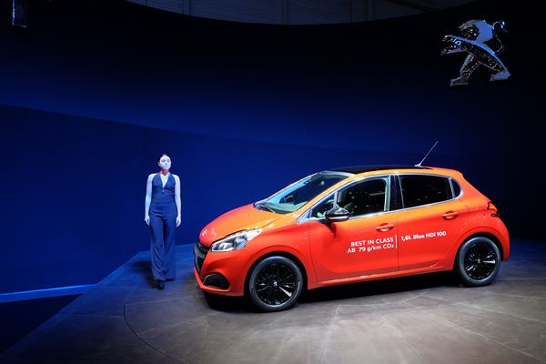 La 85ème édition du salon international de l'automobile de Genève au travers de ses hôtesses