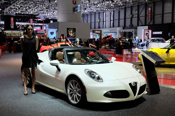 La 85ème édition du salon international de l'automobile de Genève au travers de ses hôtesses