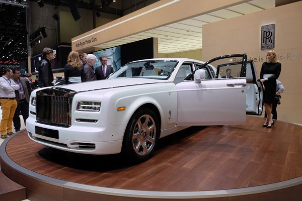 La 85ème édition du salon international de l'automobile de Genève au travers de ses hôtesses