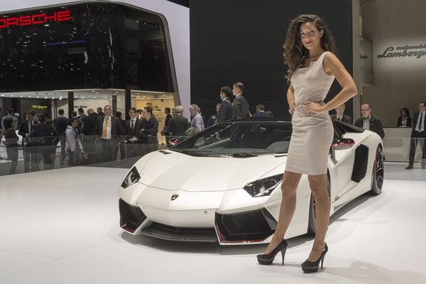 La 85ème édition du salon international de l'automobile de Genève au travers de ses hôtesses
