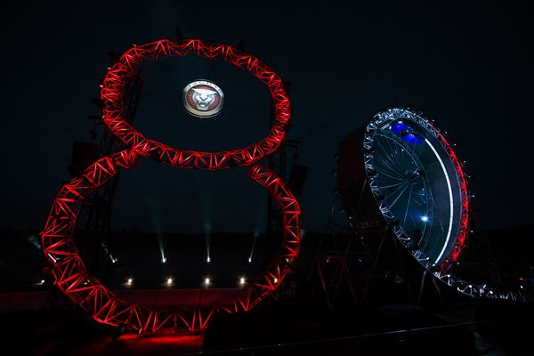 La Jaguar F-Pace effectue le plus grand looping de tous les temps