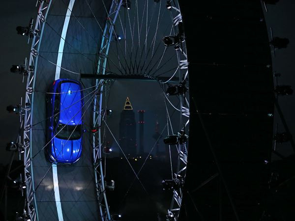 La Jaguar F-Pace effectue le plus grand looping de tous les temps