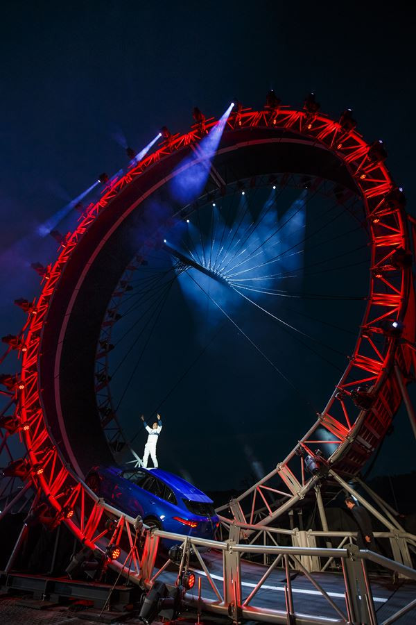 La Jaguar F-Pace effectue le plus grand looping de tous les temps