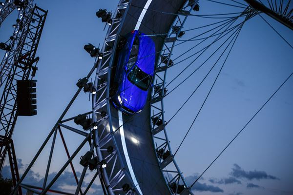 La Jaguar F-Pace effectue le plus grand looping de tous les temps