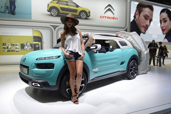 Les hôtesses du salon de l'automobile de Francfort 2015