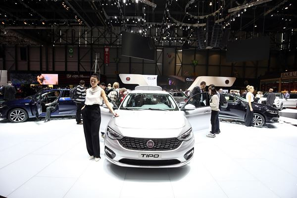 La 86ème édition du salon de l'automobile de Genève au travers de ses hôtesses