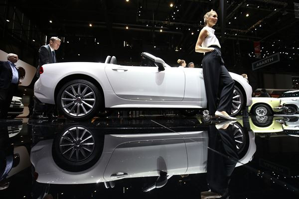 La 86ème édition du salon de l'automobile de Genève au travers de ses hôtesses
