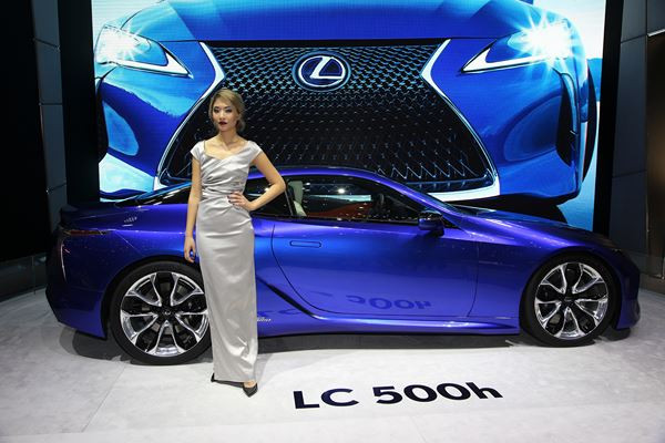 La 86ème édition du salon de l'automobile de Genève au travers de ses hôtesses