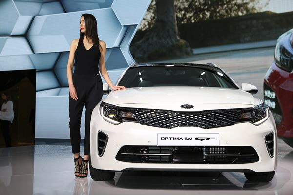 La 86ème édition du salon de l'automobile de Genève au travers de ses hôtesses