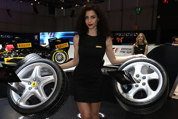 La 86ème édition du salon de l'automobile de Genève au travers de ses hôtesses