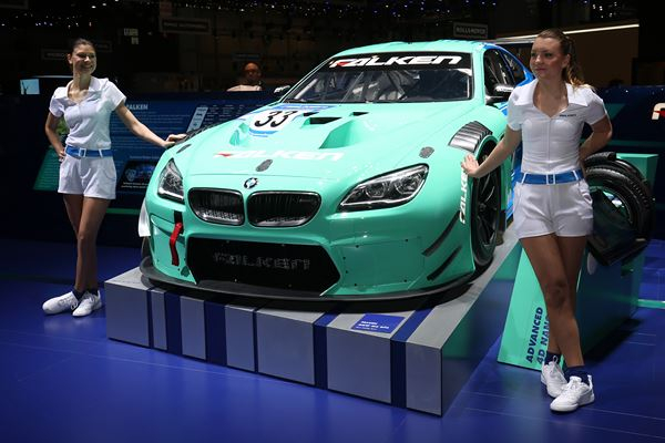 Un Porsche Cayenne réussit à tracter un Airbus A380 de 285 tonnes