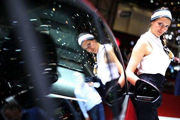 Un Porsche Cayenne réussit à tracter un Airbus A380 de 285 tonnes