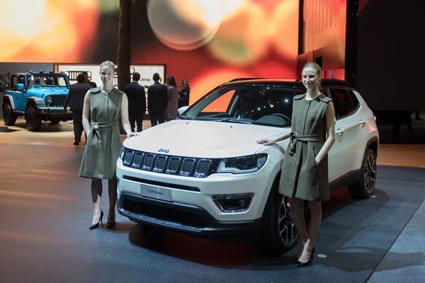 Un Porsche Cayenne réussit à tracter un Airbus A380 de 285 tonnes