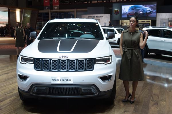 Un Porsche Cayenne réussit à tracter un Airbus A380 de 285 tonnes