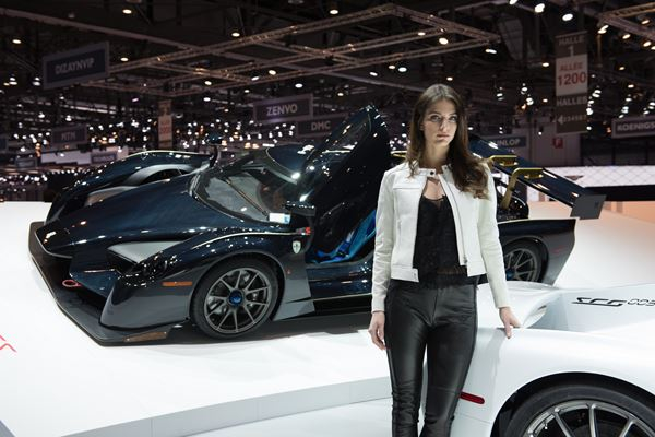Un Porsche Cayenne réussit à tracter un Airbus A380 de 285 tonnes