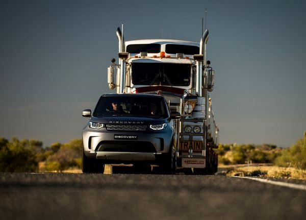 Le Land Rover Discovery 3.0 litres 258 ch tracte un train routier de 110 tonnes