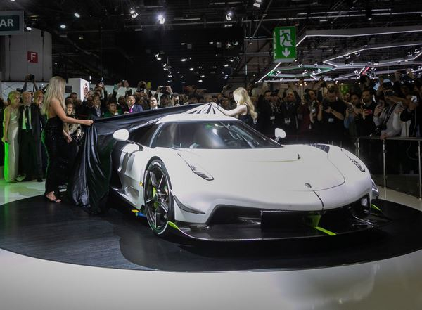 La 89ème édition du salon de l'automobile de Genève au travers de ses hôtesses