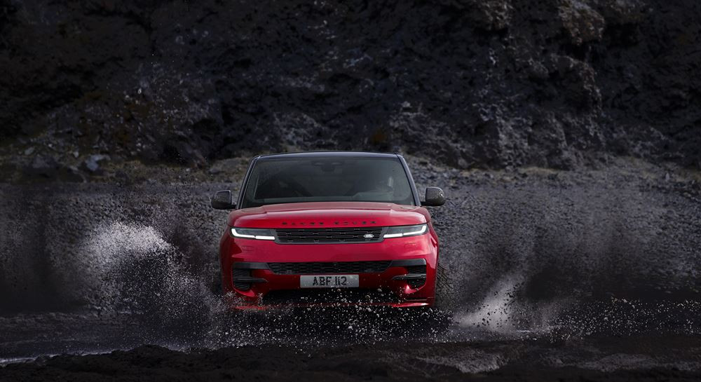 Le Range Rover Sport remonte le déversoir d’un barrage à contre-courant