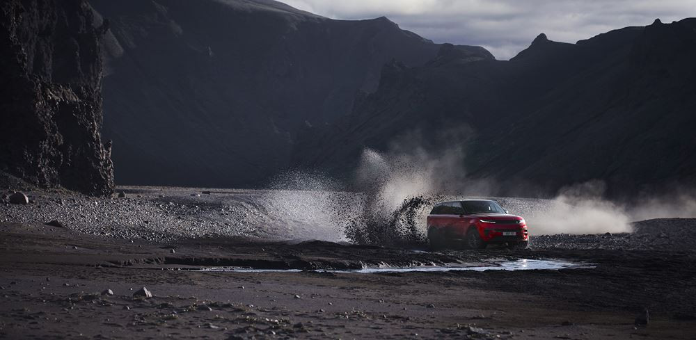 Le Range Rover Sport remonte le déversoir d’un barrage à contre-courant