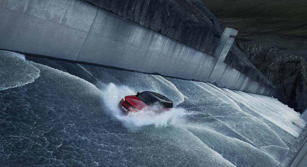 Le Range Rover Sport remonte le déversoir d’un barrage à contre-courant