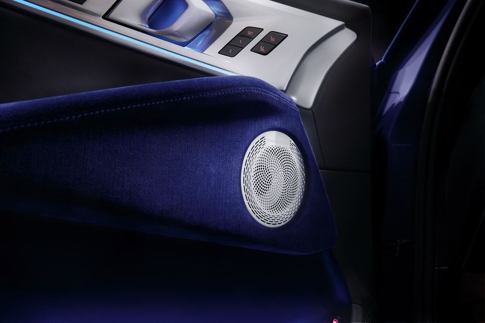 La BMW XM Mystique Allure se drape de matériaux exclusifs issus du monde de la haute couture