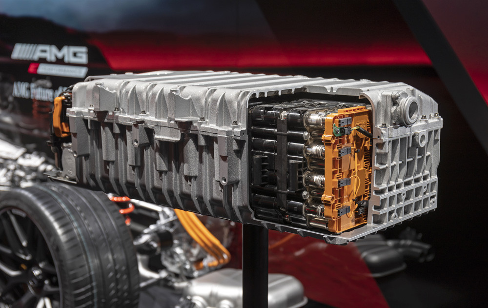 La batterie hautes performances AMG 400 volts assure le refroidissement direct des cellules