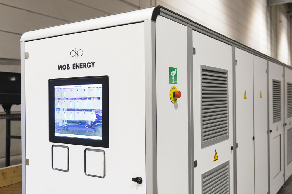 Un cube de puissance constitué de batteries Lithium usagées pour recharger les véhicules électriques