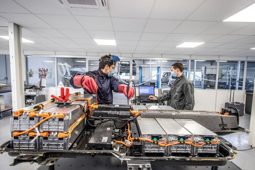 Le système de gestion de batterie surveille en permanence les paramètres clés