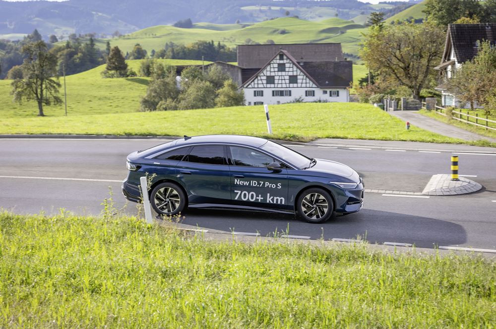La Volkswagen ID.7 Pro S dotée d'une batterie de 86 kWh parcourt 794 km avec une seule recharge à une vitesse moyenne de 51 km/h