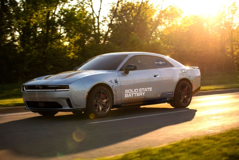 Un Dodge Charger Daytona de développement doté d'une batterie à électrolyte solide Factorial en test