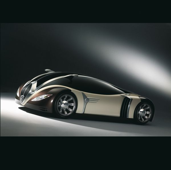 Peugeot expose le concept car Peugeot 4002 au Peugeot Avenue Paris