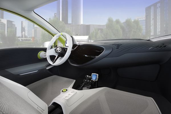 Toyota présente son concept de citadine hybride FT-CH à Paris