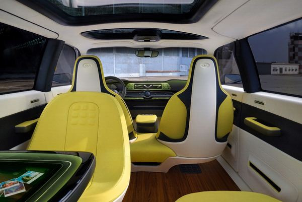 Kia présente un concept futuriste de grand monospace doté d'une porte papillon