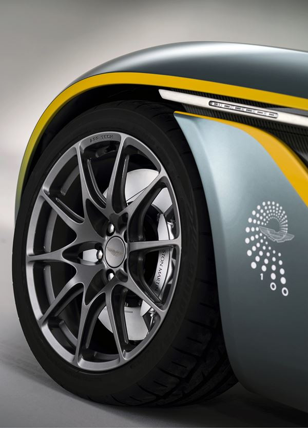 Un concept radical Aston Martin CC100 Speedster pour les 100 ans de la marque anglaise