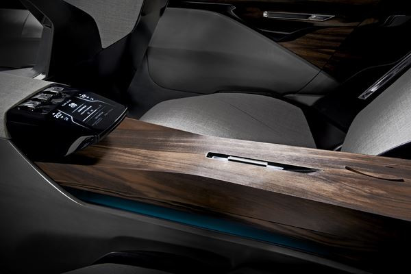Un concept de berline cinq portes Peugeot Exalt dédié au plaisir des sens