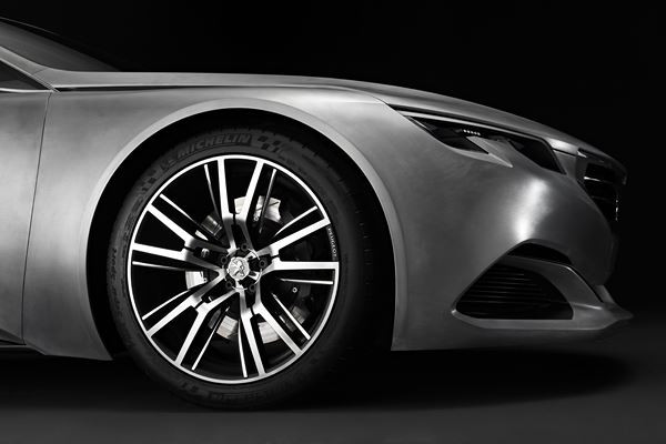 Un concept de berline cinq portes Peugeot Exalt dédié au plaisir des sens