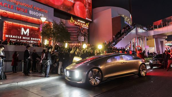 Le prototype F 015 Luxury in Motion illustre la vison Mercedes de la conduite autonome