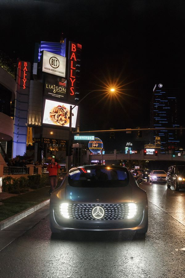 Le prototype F 015 Luxury in Motion illustre la vison Mercedes de la conduite autonome
