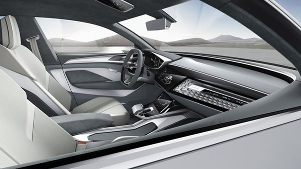 Le concept Audi e-tron Sportback préfigure un coupé quatre portes électrique