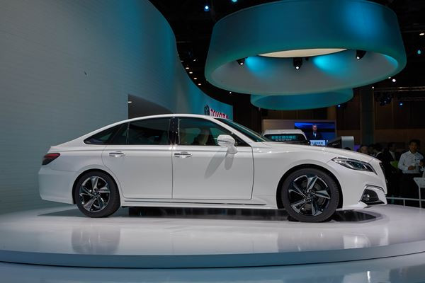 Le concept Toyota Crown préfigure une grande berline Toyota