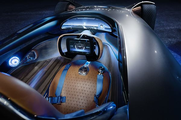 Le show car Vision EQ Silver Arrow Mercedes affiche une silhouette sportive