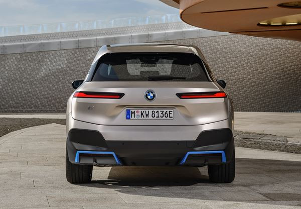Le grand SAV BMW iX électrique annonce une voie futuriste de voitures de luxe