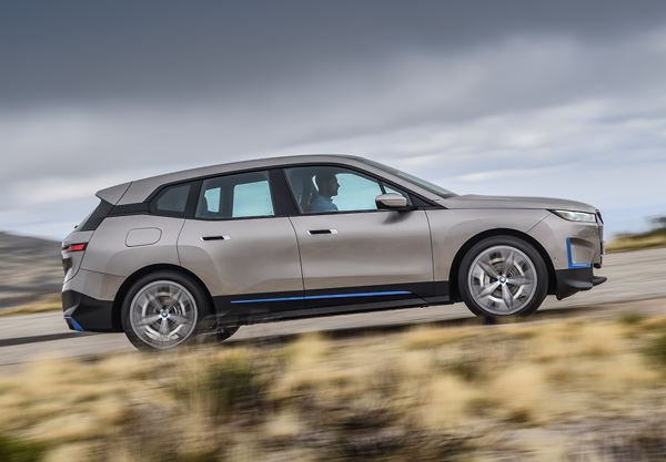 Le grand SAV BMW iX électrique annonce une voie futuriste de voitures de luxe
