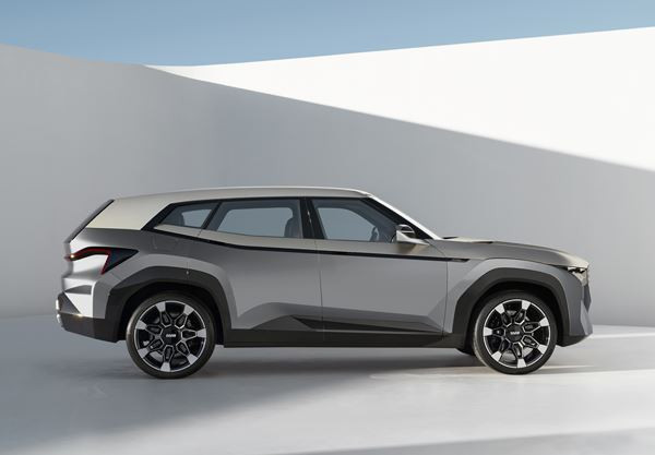 La BMW Concept XM affiche une stature puissante