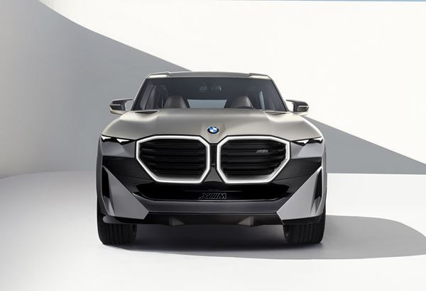 La BMW Concept XM affiche une stature puissante