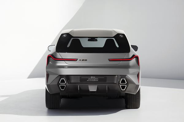 La BMW Concept XM affiche une stature puissante