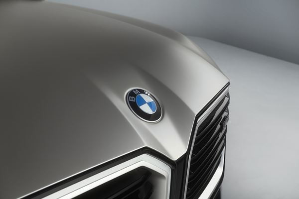 La BMW Concept XM affiche une stature puissante