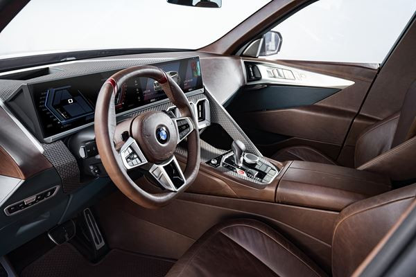 La BMW Concept XM affiche une stature puissante