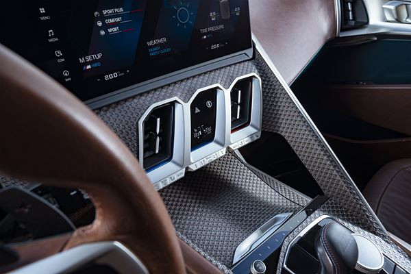 La BMW Concept XM affiche une stature puissante